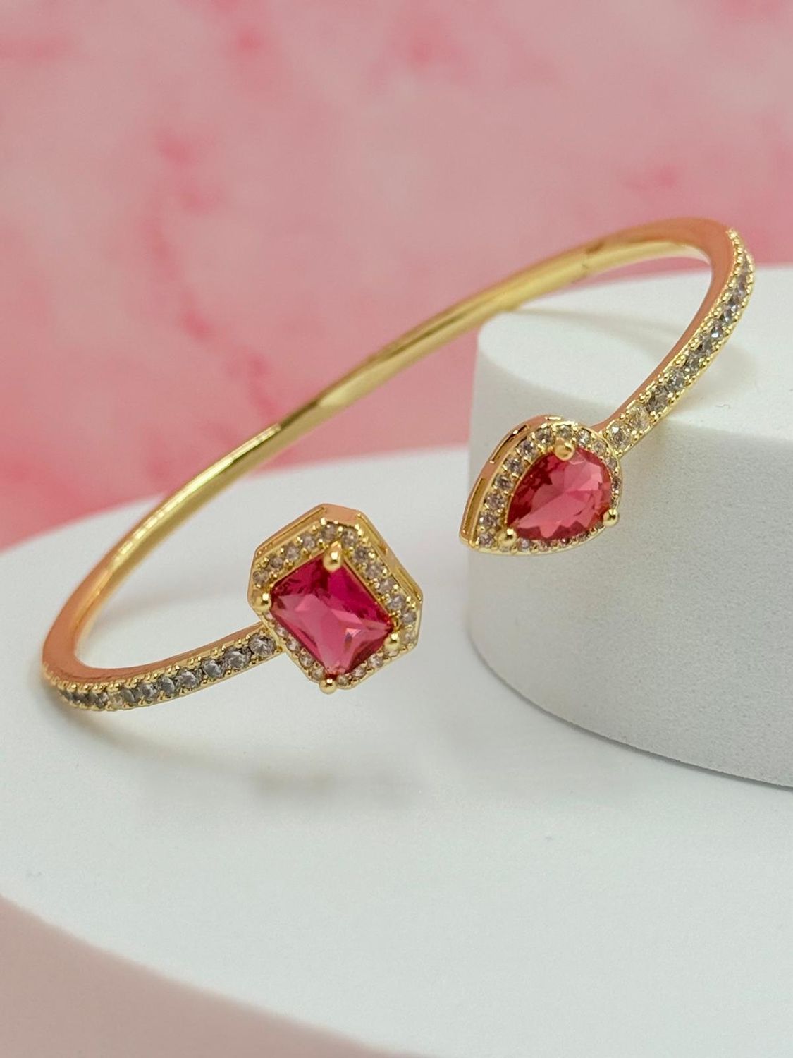 Pulsera rígida abierta con piedras rosadas Pulsera rígida abierta con piedras rosadas