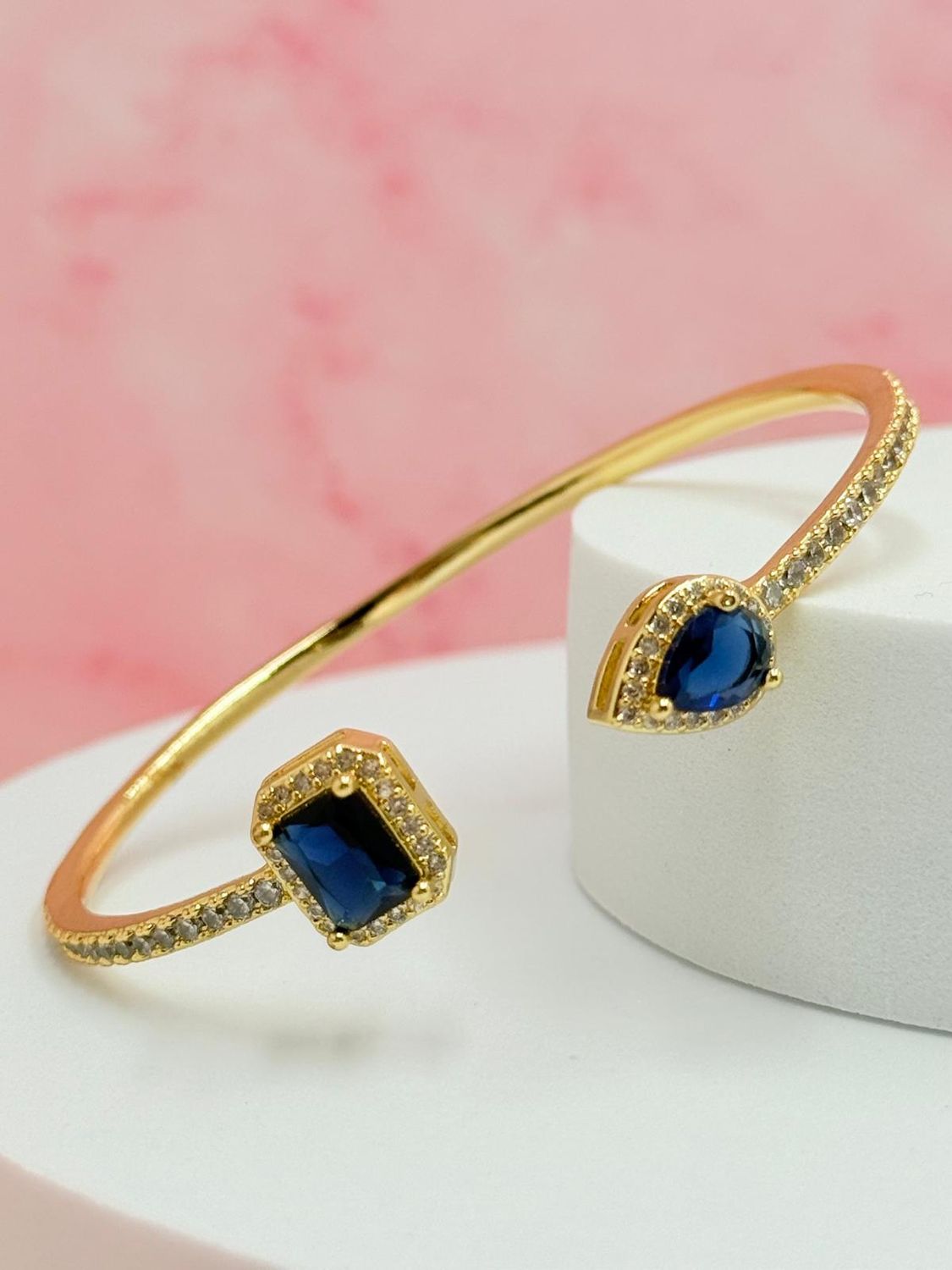 Pulsera rígida abierta con piedras azules