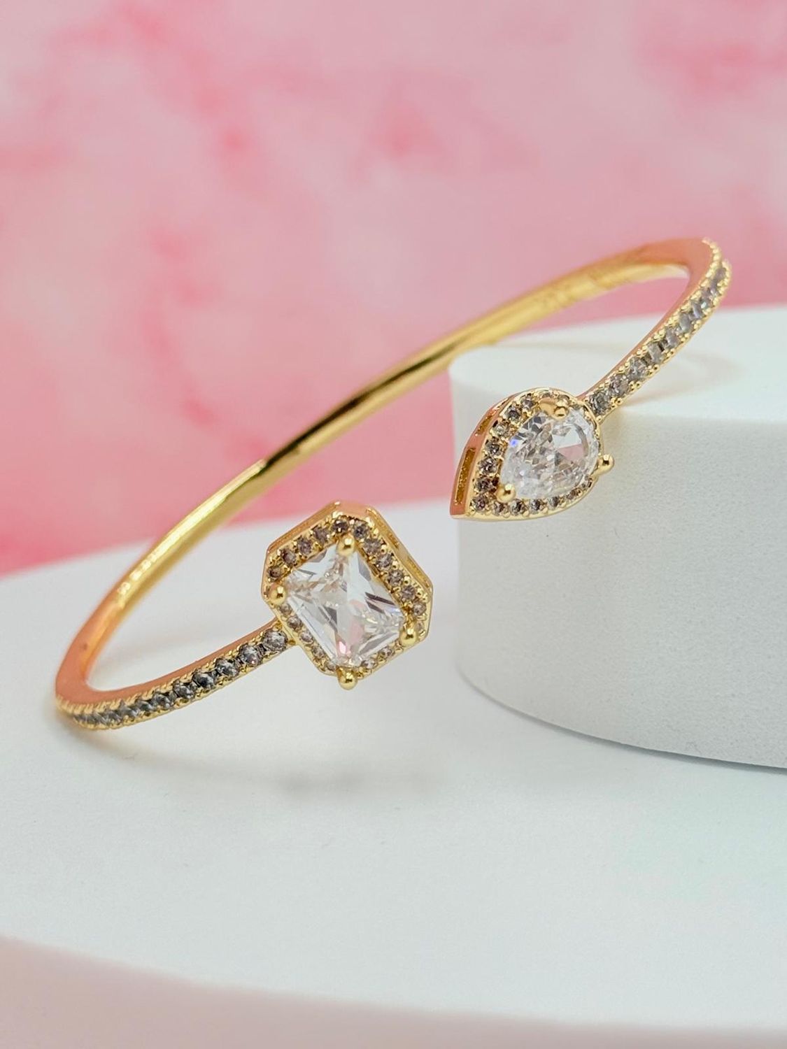 Pulsera rígida abierta con piedras blancas Pulsera rígida abierta con piedras blancas