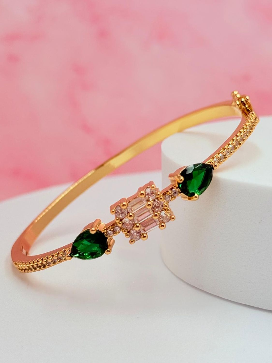 Pulsera rígida con piedras verdes