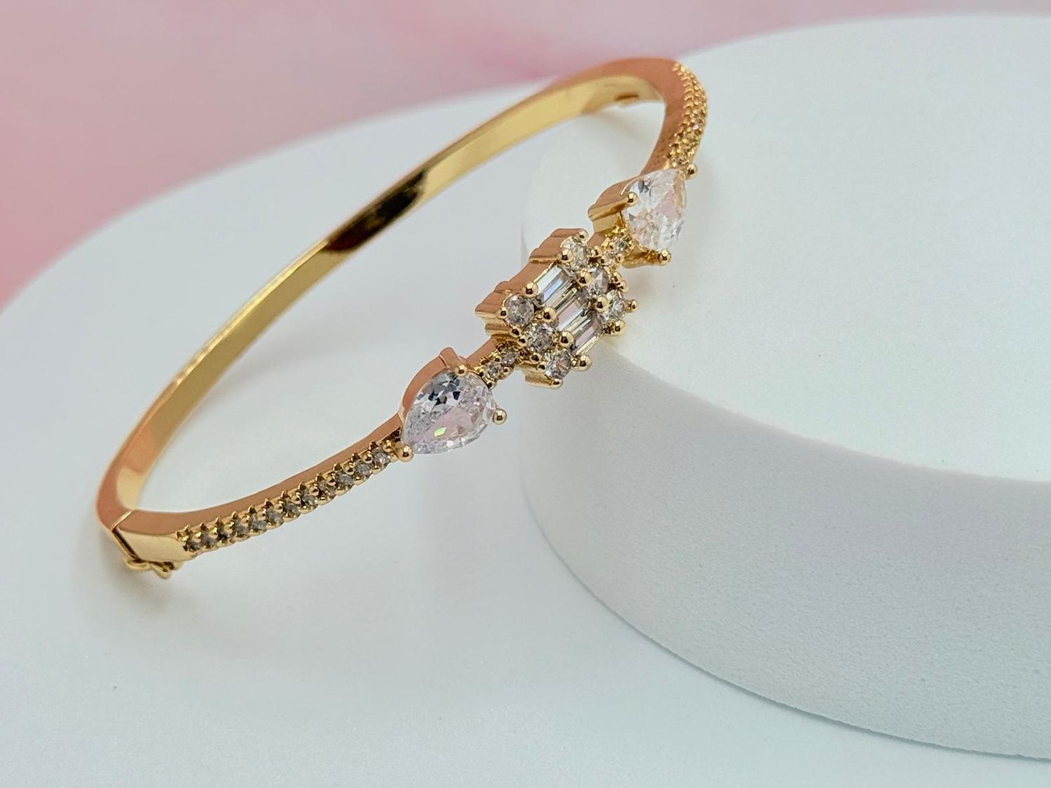 Pulsera rígida con piedras blancas Pulsera rígida con piedras blancas