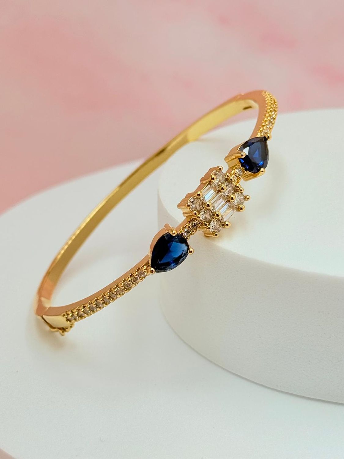 Pulsera rígida con piedras azules