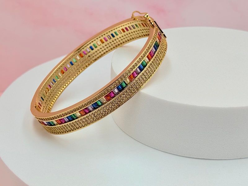 Pulsera rígida con piedras multicolor