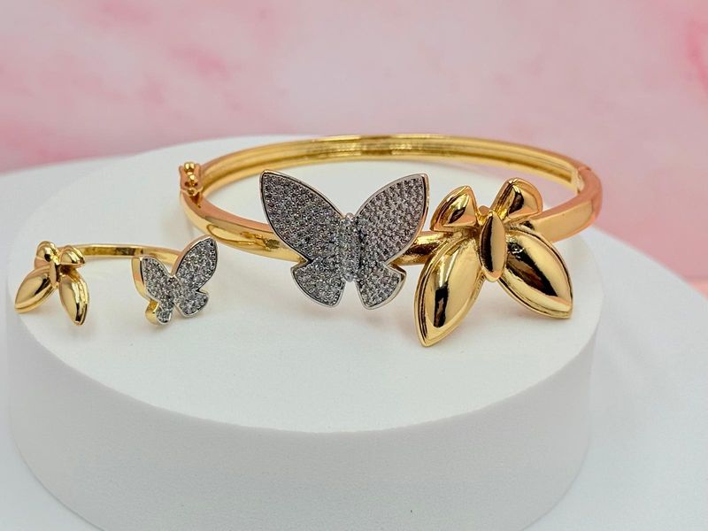 Pulsera rígida y anillo abierto de mariposa