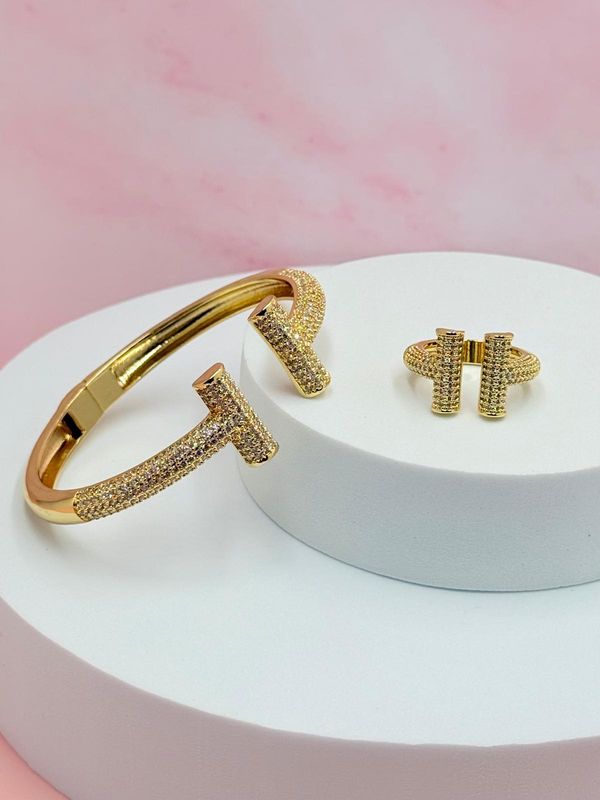 Pulsera rígida abierta y anillo abierto con piedras blancas