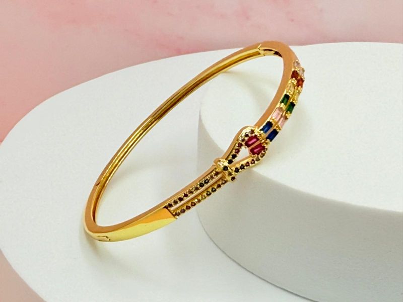 Pulsera rígida de piedras de colores