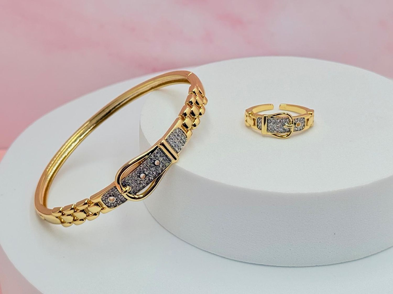 Pulsera rígida y anillo con diseño de cinturón