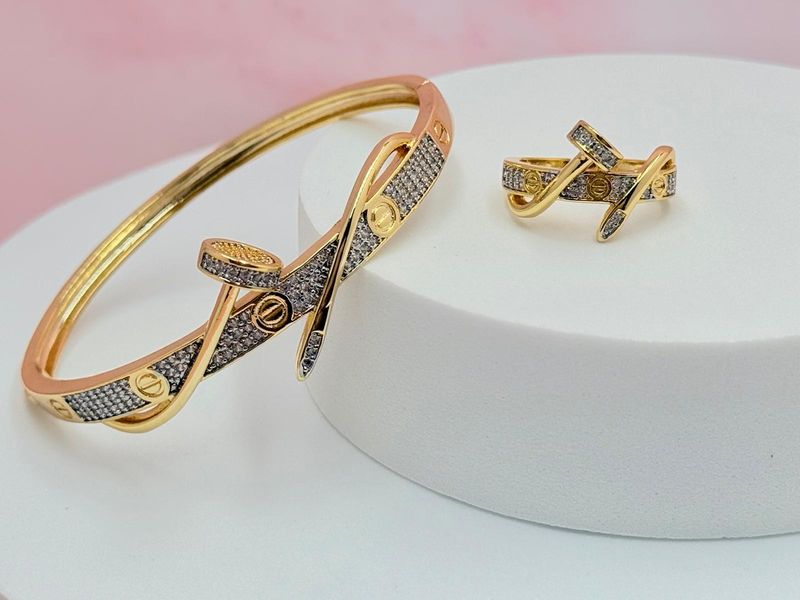 Pulsera rígida y anillo diseño de clavo