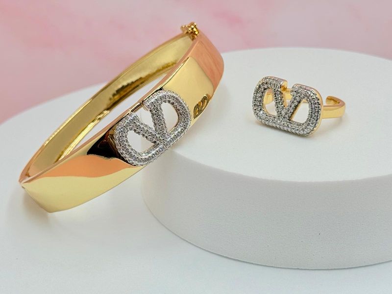 Pulsera rígida y anillo abierto V.