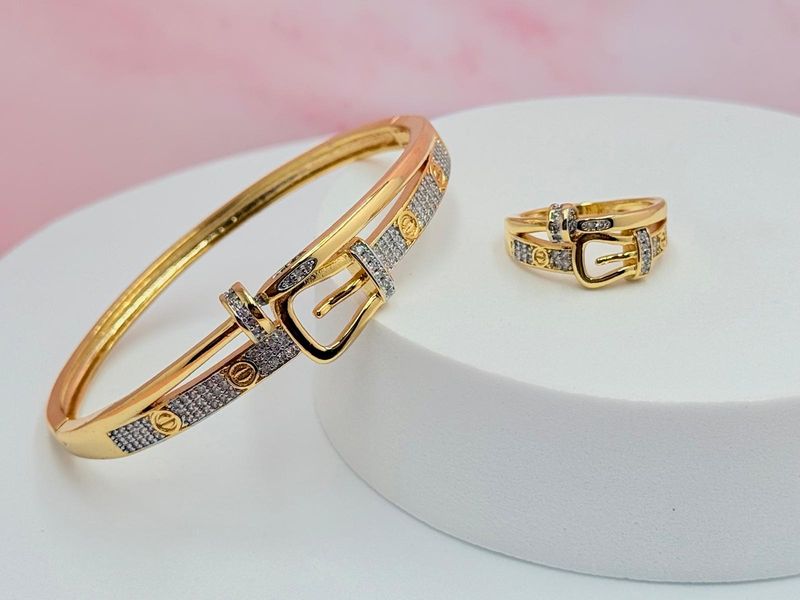 Pulsera rígida y anillo con diseño de cinturón
