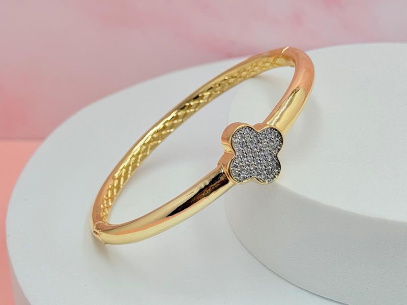 Pulsera rígida diseño trébol