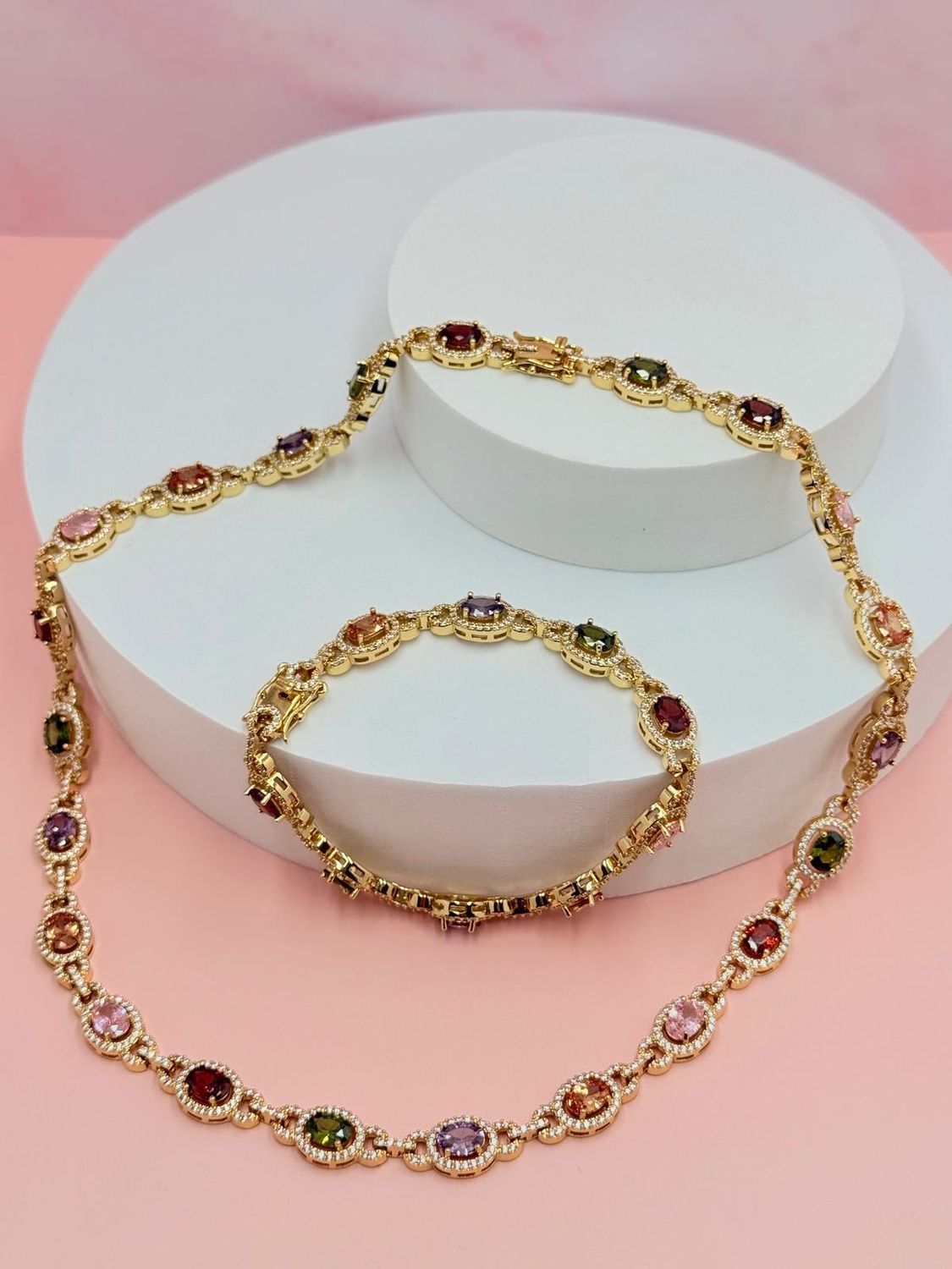 Cadena y pulsera en forma ovalada multicolor
