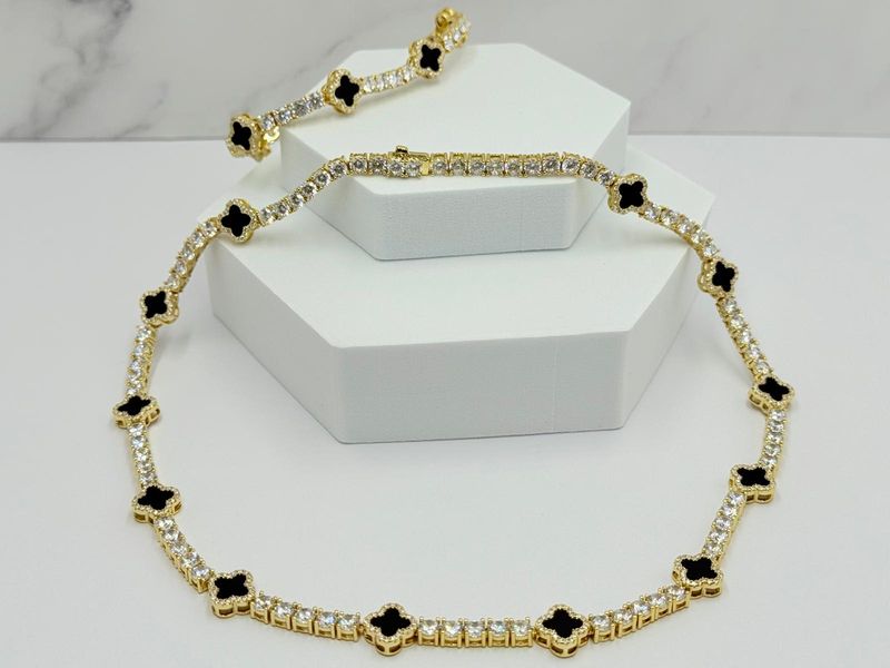 Cadena y pulsera trébol negro