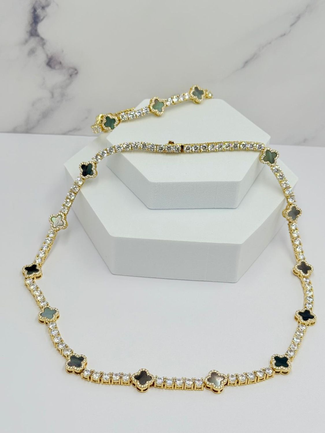 Cadena y pulsera trébol plateado