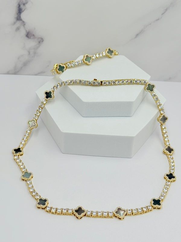Cadena y pulsera trébol plateado
