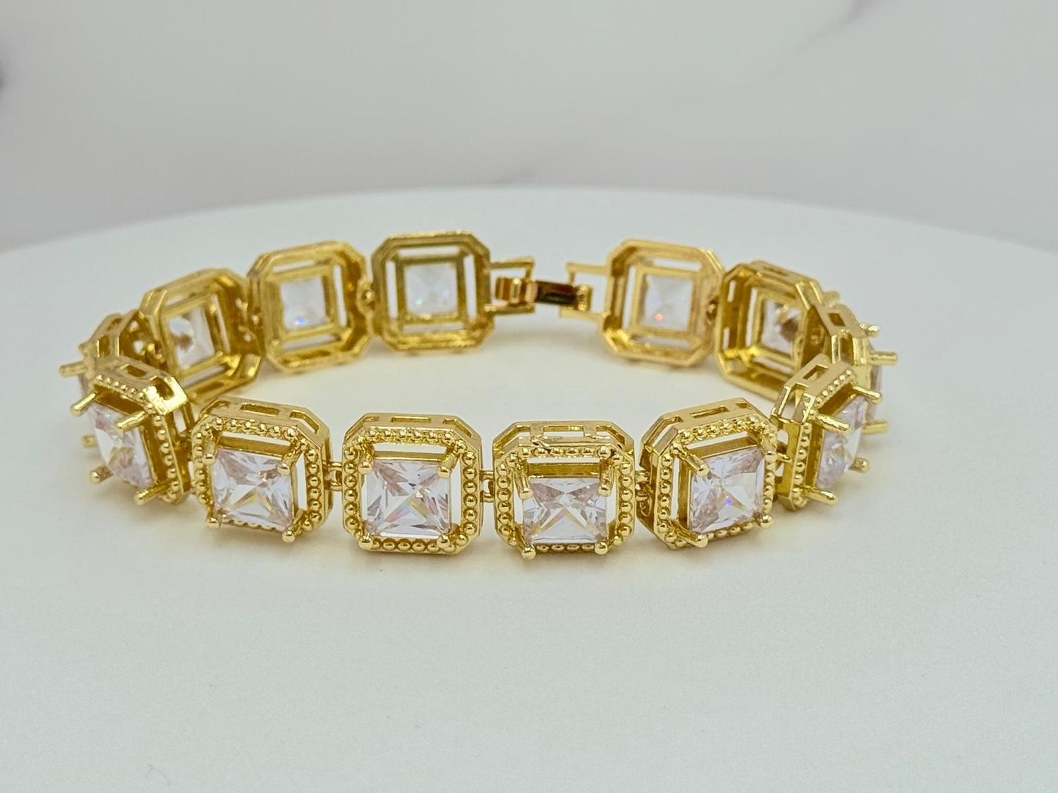 Pulsera rígida con bordes dorados