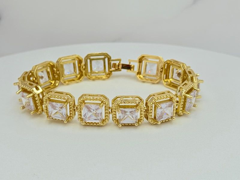 Pulsera rígida con bordes dorados