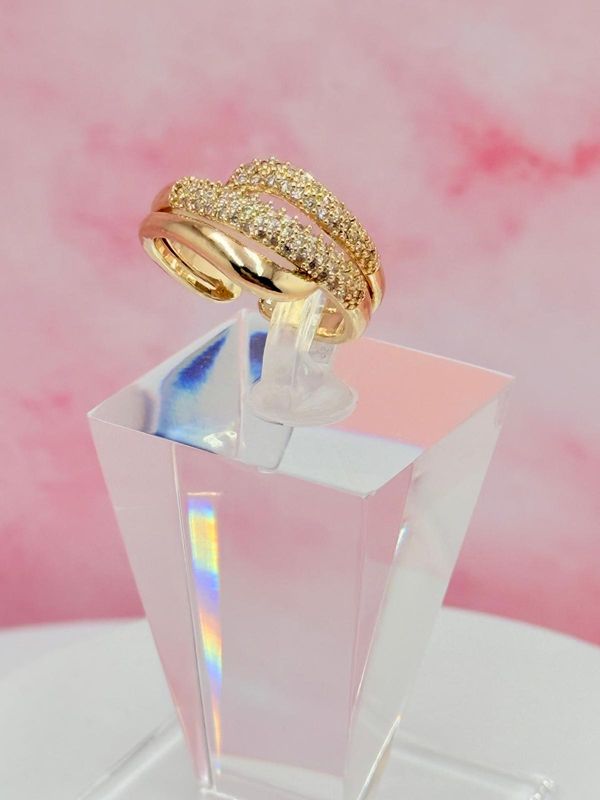 Anillo laminado con piedras blancas