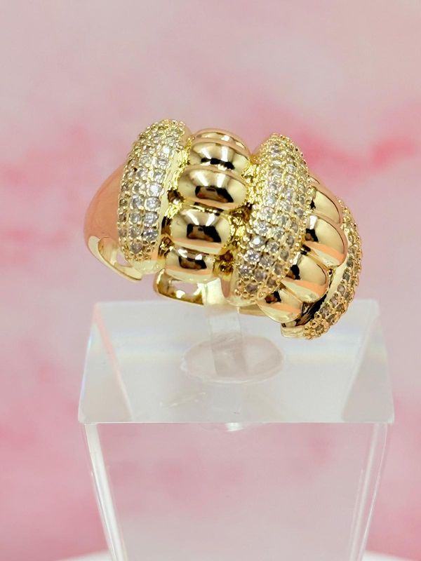 Anillo laminado con forma geométrica