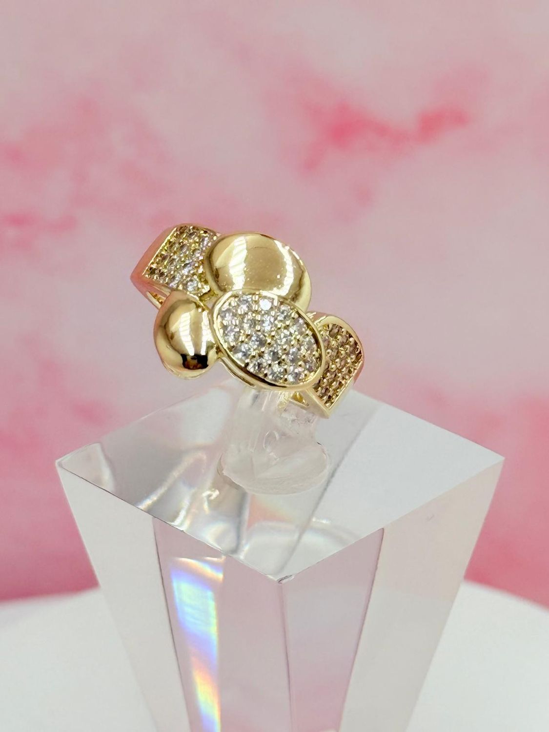 Anillo laminado con piedras blancas