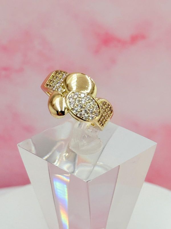 Anillo laminado con piedras blancas