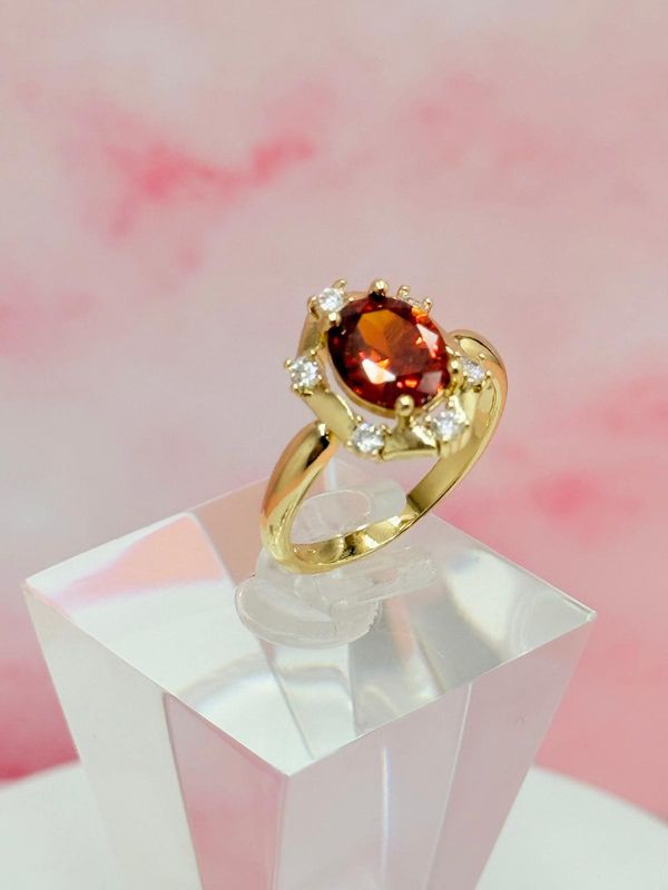 Anillo laminado con piedra roja