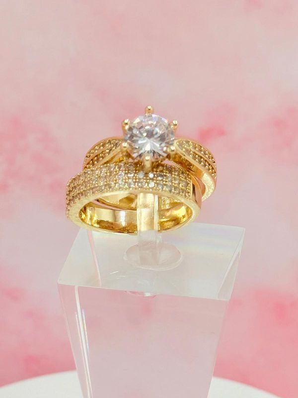 Anillo laminado con piedra blanca