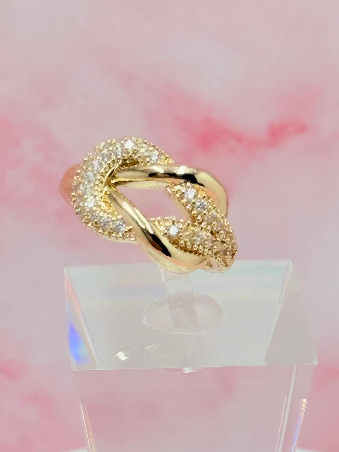 Anillo laminado con piedras blancas