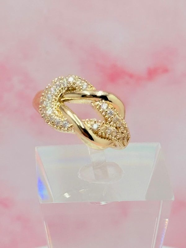 Anillo laminado con piedras blancas