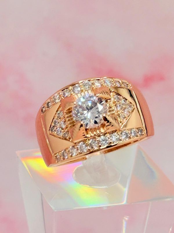 Anillo laminado con forma geométrica