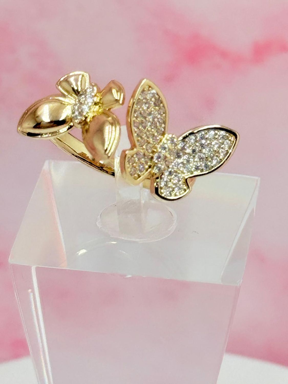 Anillo laminado con diseño de mariposa