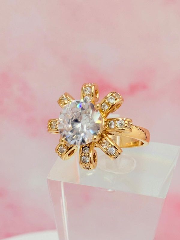 Anillo laminado flor con piedra blanca