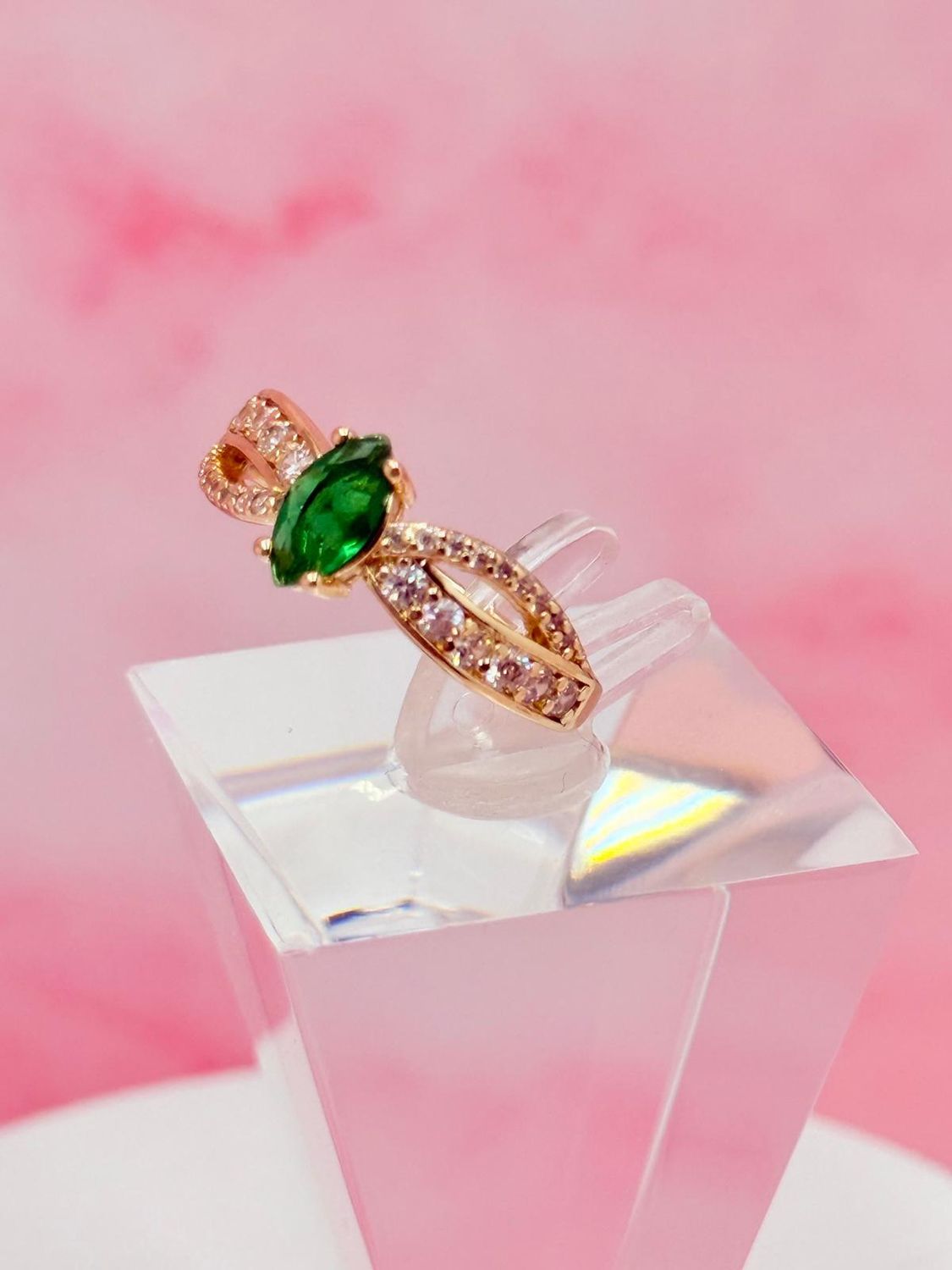 Anillo laminado con piedra verde
