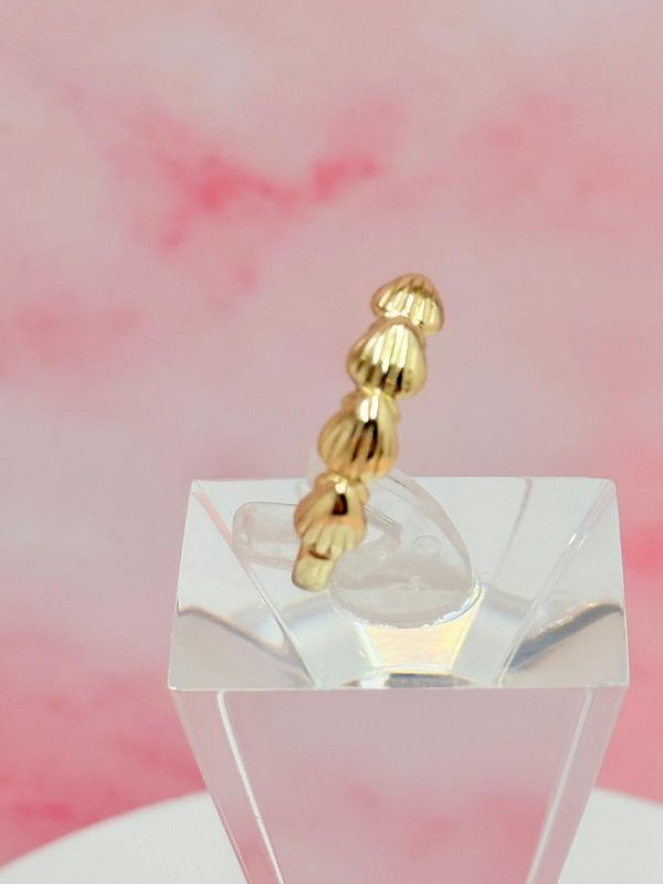 Anillo laminado con diseño de almejas