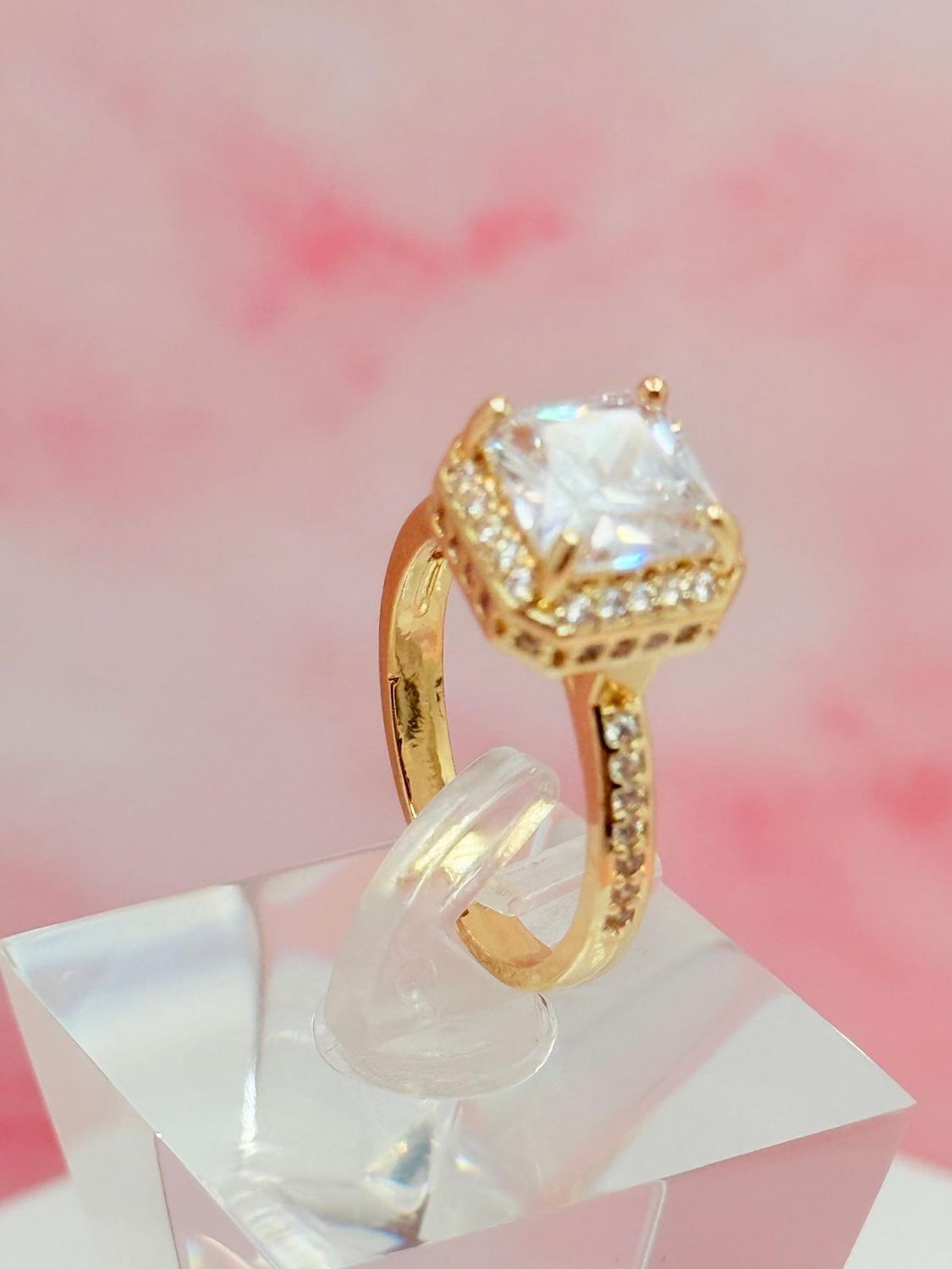 Anillo laminado con piedra cuadrada blanca