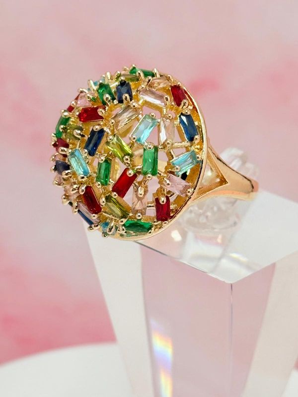 Anillo laminado con piedras multicolor