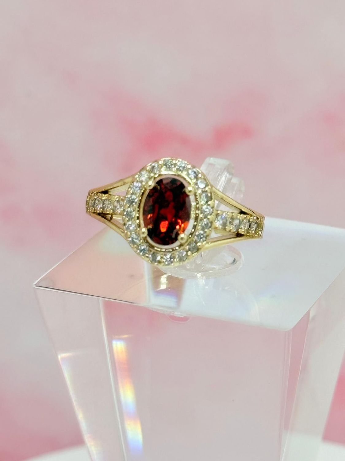 Anillo laminado con piedra roja