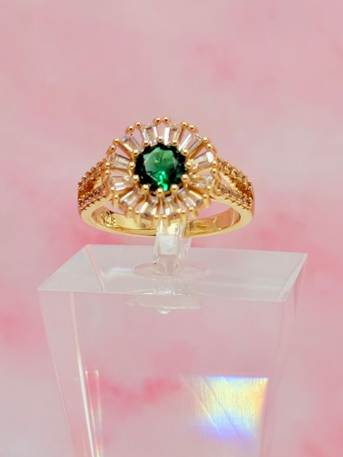 Anillo laminado con piedra verde