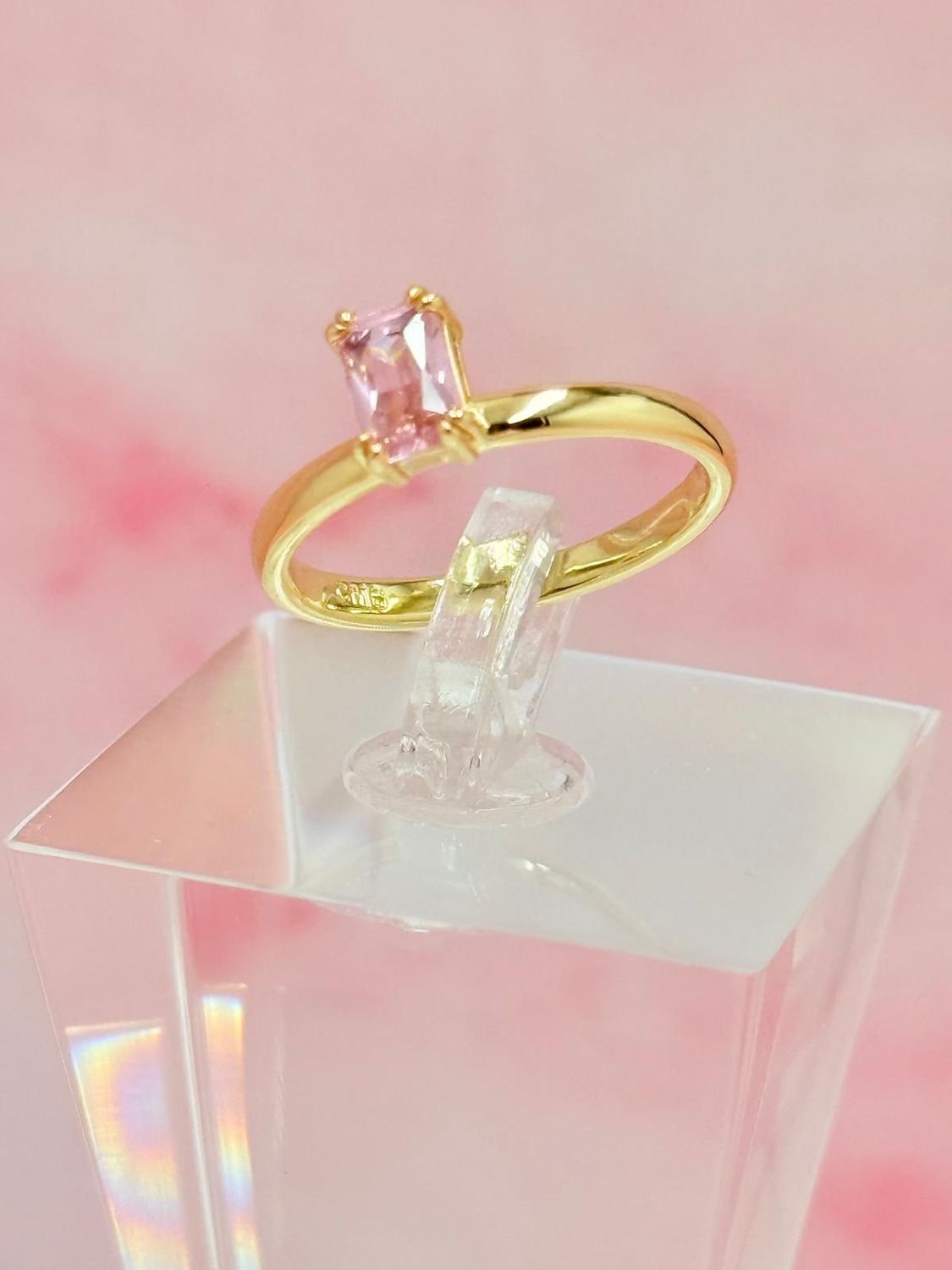 Anillo laminado con piedra rosa