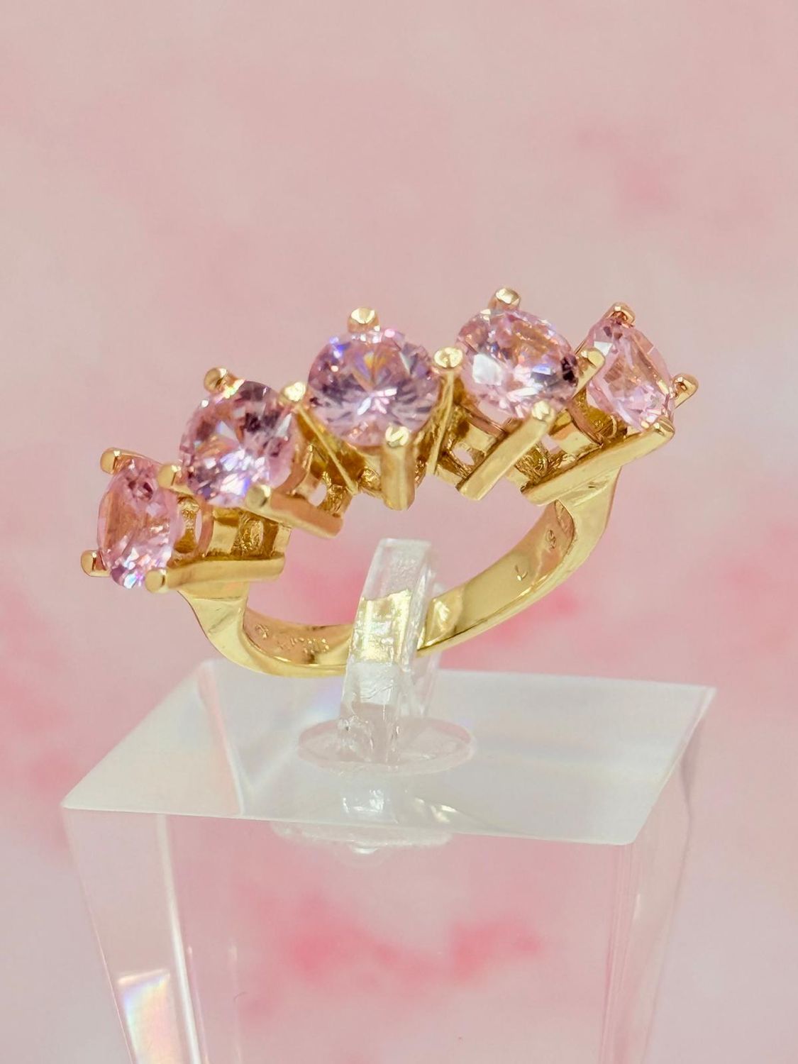 Anillo laminado con piedras grandes rosadas