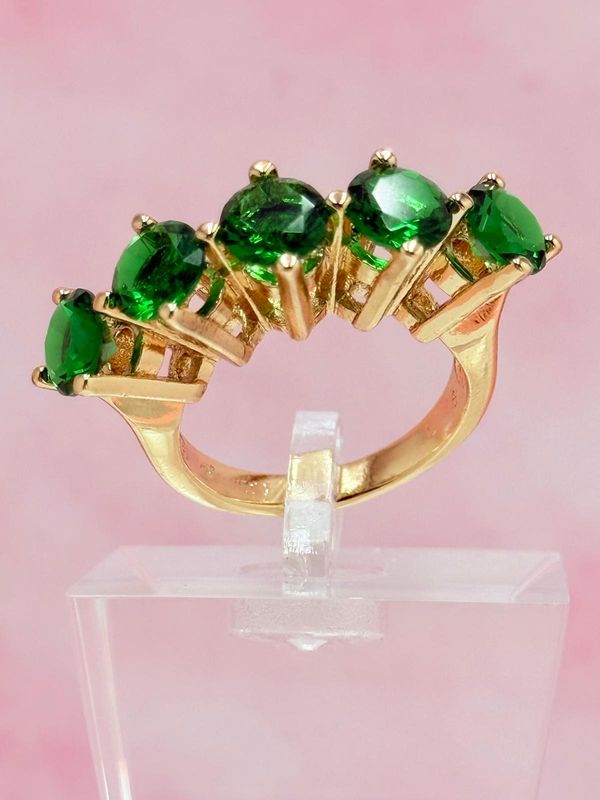 Anillo laminado con piedras verdes