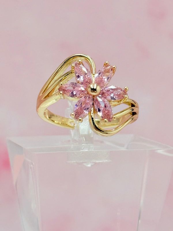 Anillo laminado con forma de flor rosada