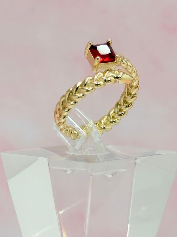 Anillo laminado con piedra roja