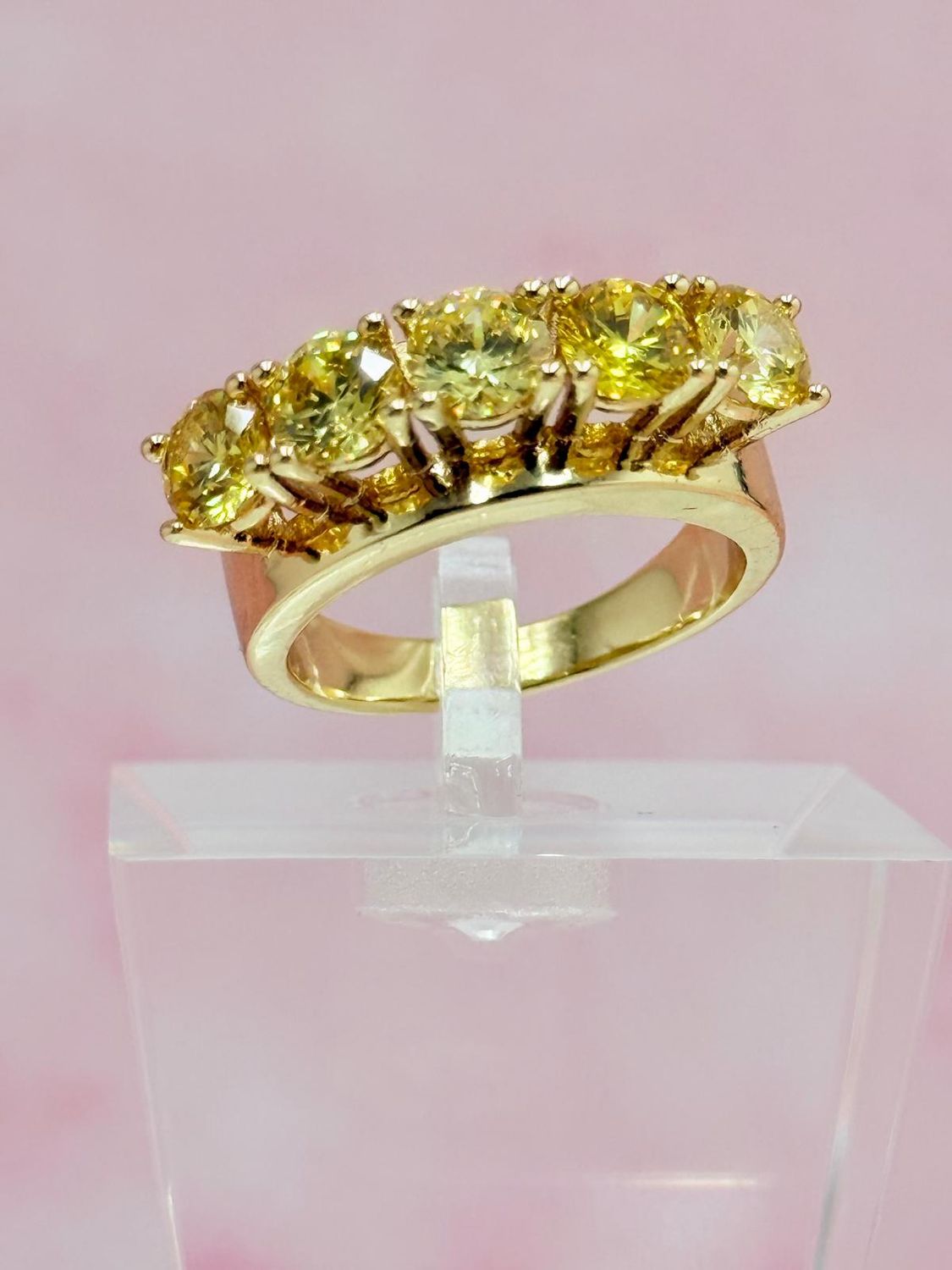 Anillo laminado con piedras amarillas