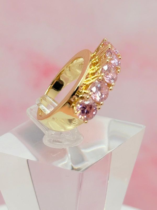 Anillo laminado con piedras  rosadas