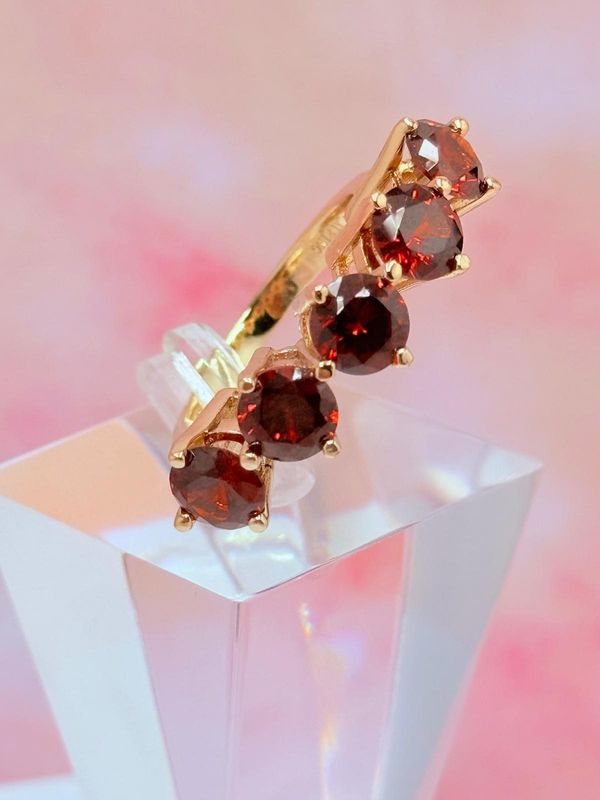 Anillo laminado con piedras grandes rojas