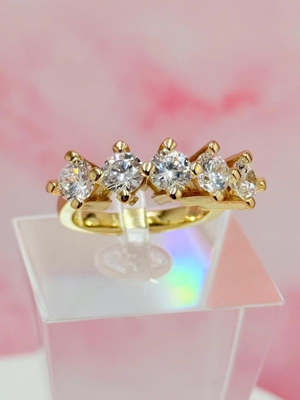 Anillo laminado con piedras blancas