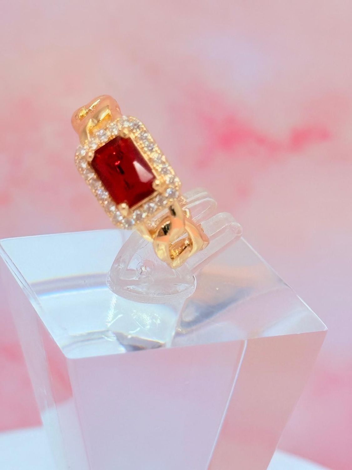 Anillo laminado con piedra roja
