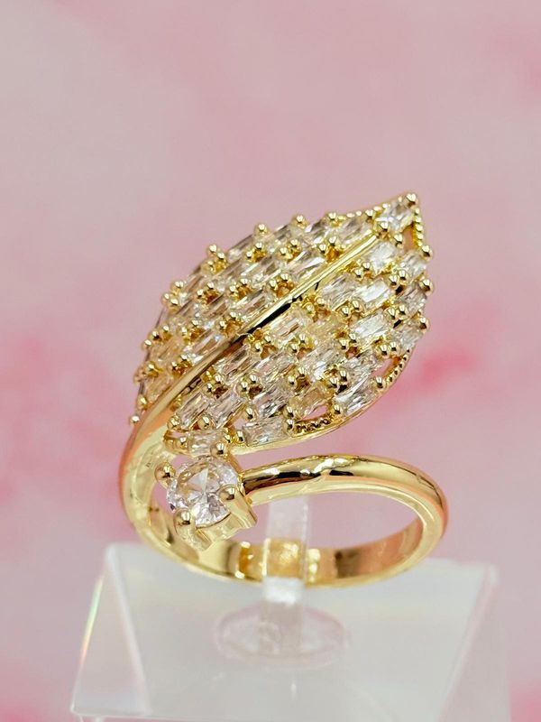 Anillo laminado en forma de hoja