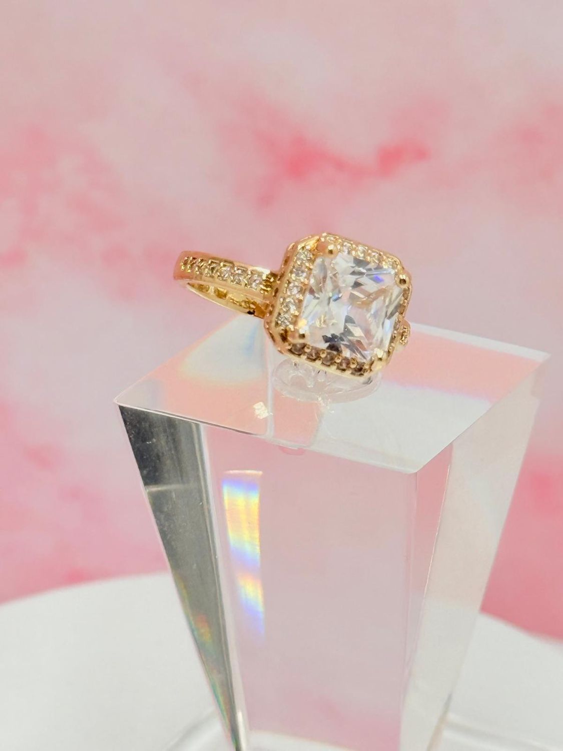 Anillo laminado con piedra blanca